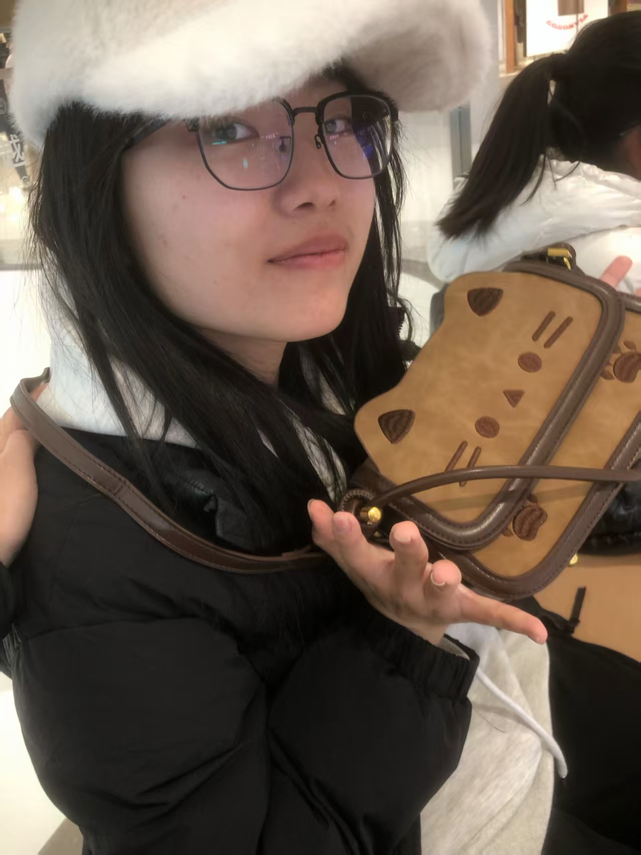 你开心地展示新包包